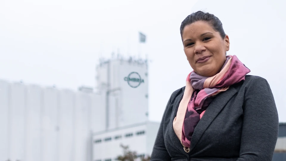 Keren Christensen foran sin arbejdsplads Cimbria i Thisted.